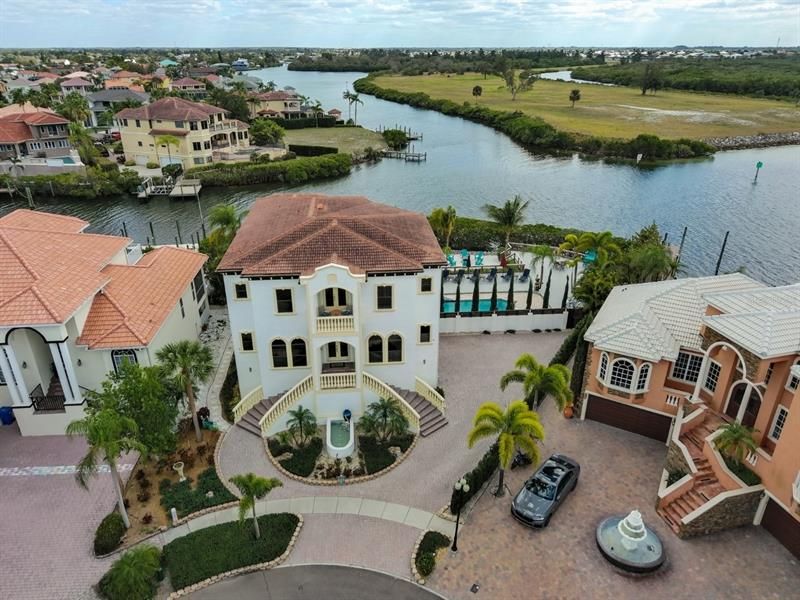 Vendido Recientemente: $1,975,000 (5 camas, 4 baños, 4186 Pies cuadrados)