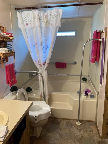 Bathroom 2 w/garden tub/shower