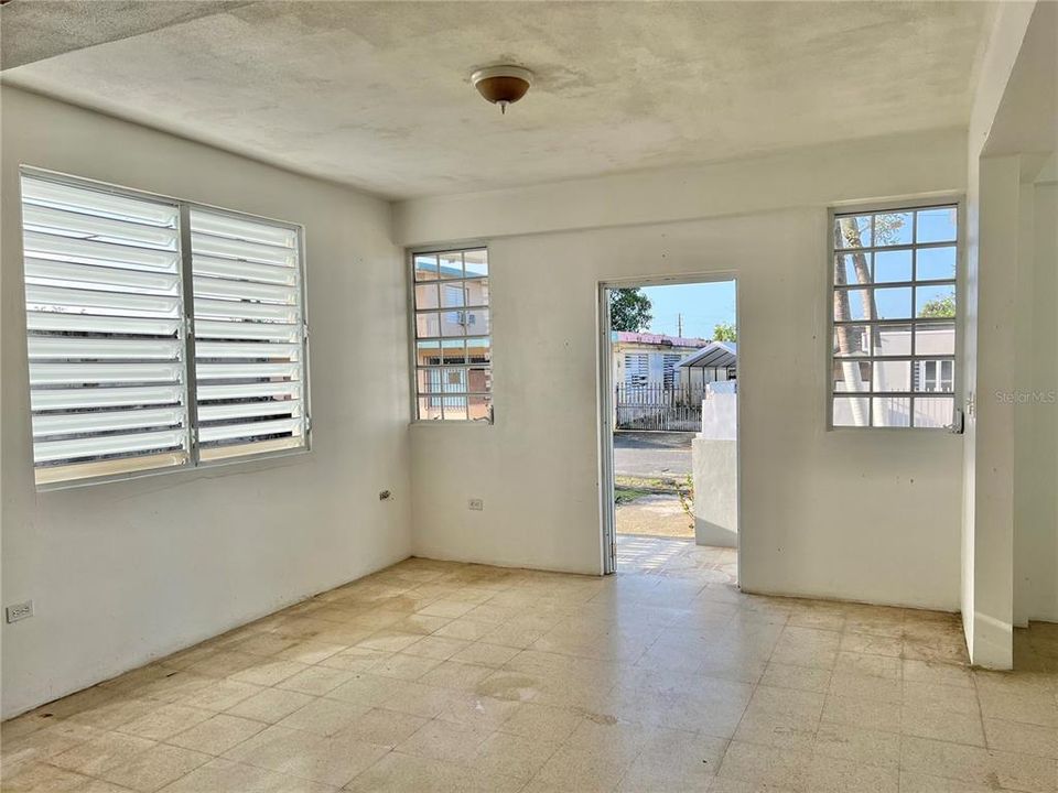 Vendido Recientemente: $76,900 (3 camas, 1 baños, 1026 Pies cuadrados)