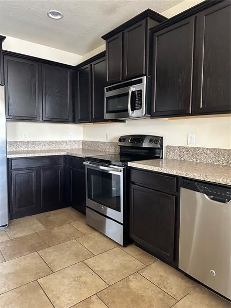 Recently Rented: $1,800 (2 beds, 2 baths, 1200 Square Feet)