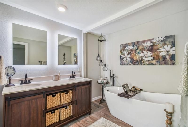 Недавно продано: $385,000 (3 спален, 2 ванн, 1320 Квадратных фут)