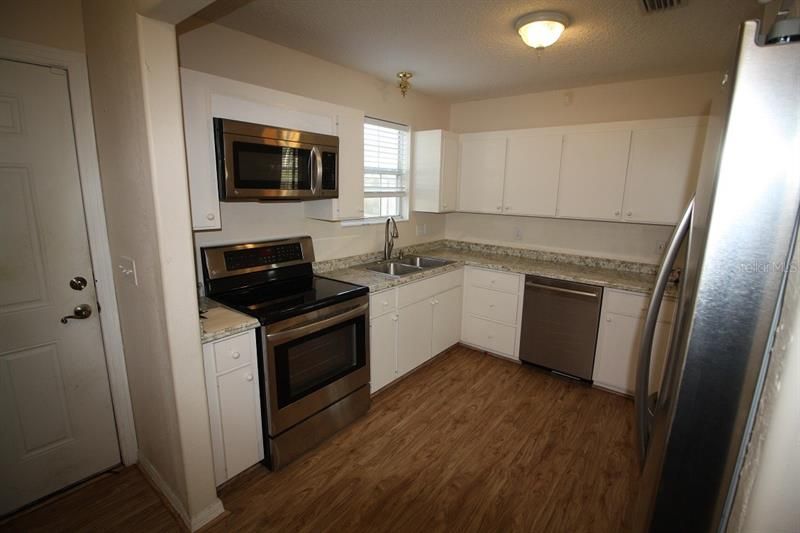 Recently Rented: $1,200 (1 beds, 1 baths, 832 Square Feet)
