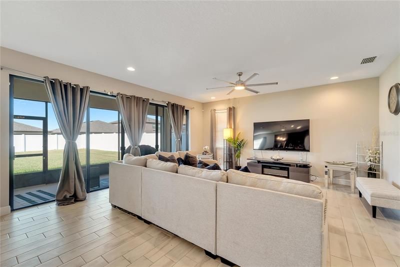 Recently Sold: $500,000 (4 beds, 2 baths, 2804 Square Feet)