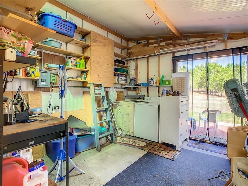 Spacious workshop with washer and dryer