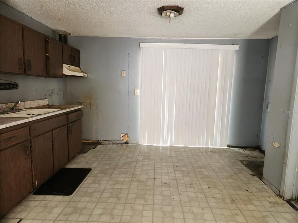 Recently Sold: $150,000 (3 beds, 1 baths, 912 Square Feet)