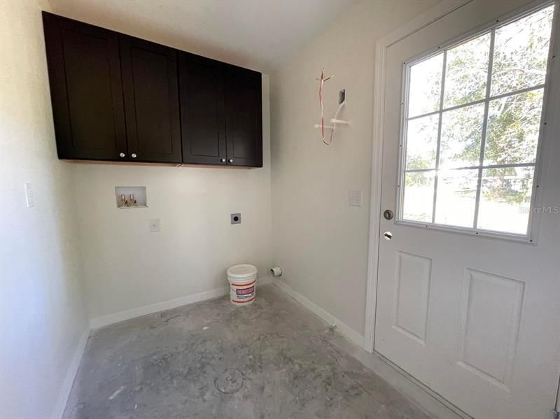 LAUNDRY ROOM/SIDE ENTRY