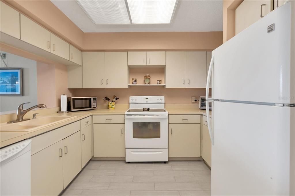 For Sale: $319,000 (2 beds, 2 baths, 1098 Square Feet)