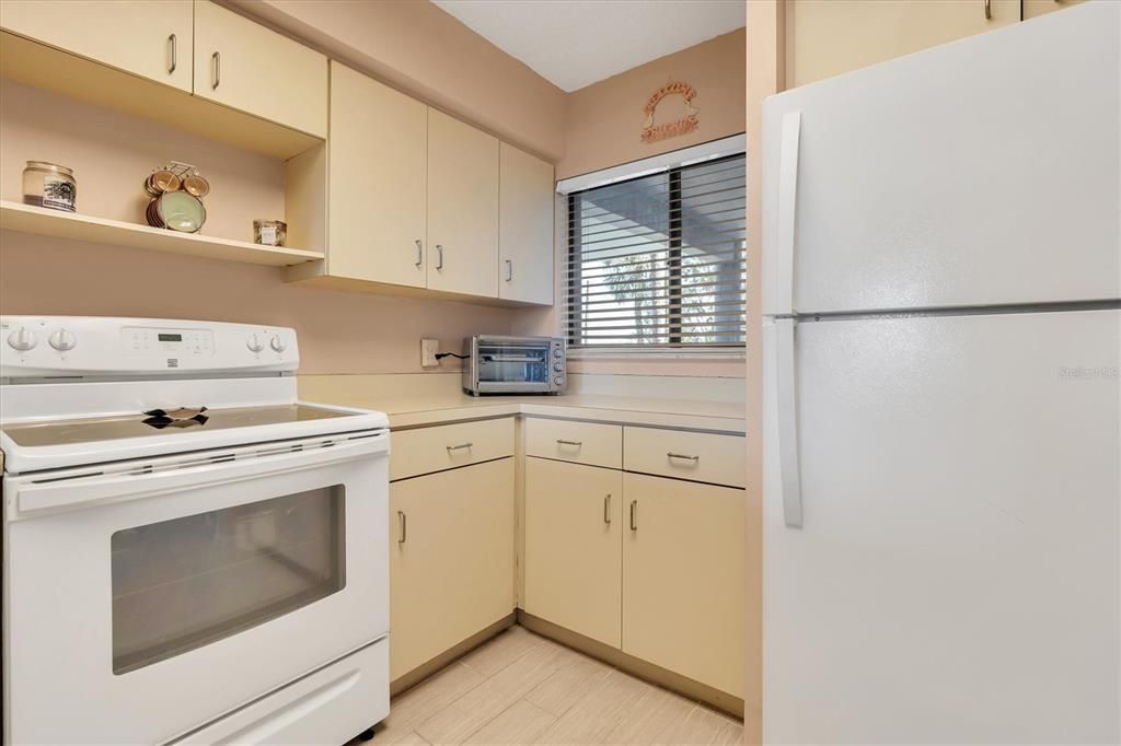 For Sale: $319,000 (2 beds, 2 baths, 1098 Square Feet)