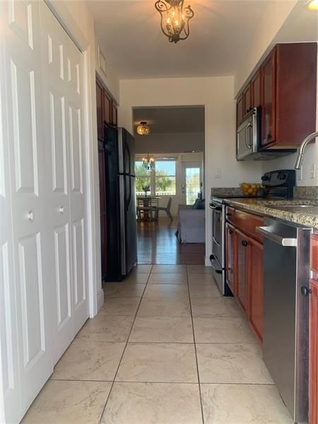 Recently Sold: $349,900 (2 beds, 1 baths, 880 Square Feet)