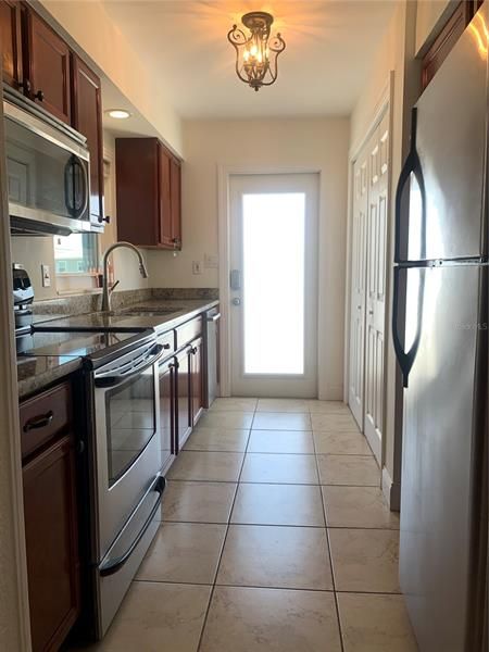 Recently Sold: $349,900 (2 beds, 1 baths, 880 Square Feet)