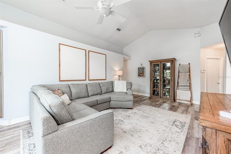 Recently Sold: $345,000 (3 beds, 2 baths, 1248 Square Feet)