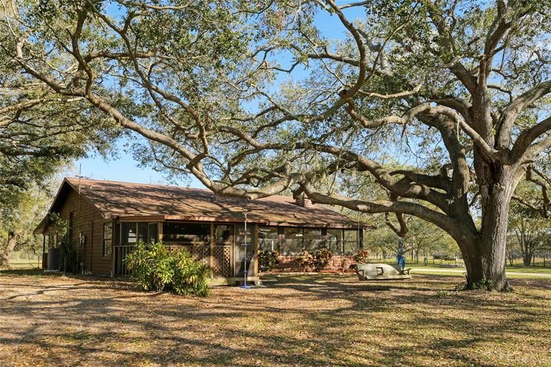 Recently Sold: $890,000 (4 beds, 2 baths, 2400 Square Feet)