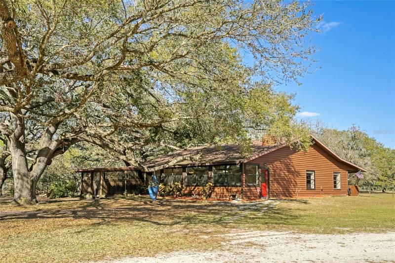 Recently Sold: $890,000 (4 beds, 2 baths, 2400 Square Feet)