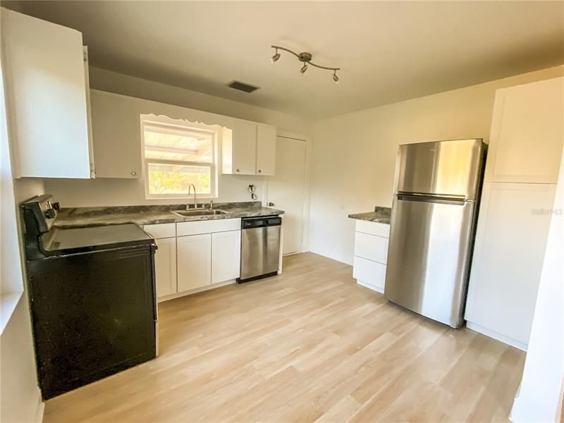 Recently Rented: $1,395 (3 beds, 1 baths, 1004 Square Feet)