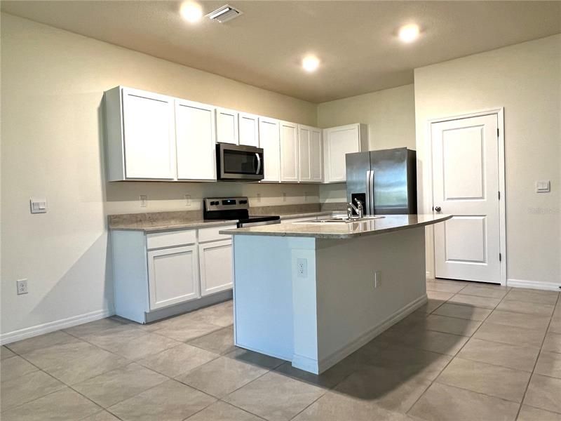 Recently Rented: $2,100 (3 beds, 2 baths, 1673 Square Feet)