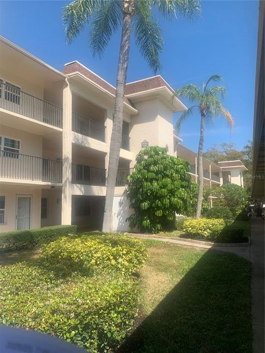 Patrician Oaks 851 Maple #301 End/Corner Unit