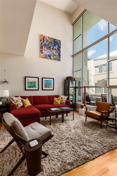 Recently Sold: $750,000 (2 beds, 2 baths, 1390 Square Feet)