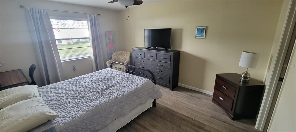 Master Bedroom w/queen bed