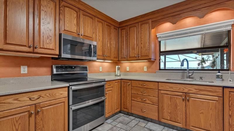 Kitchen - solid oak cabinets