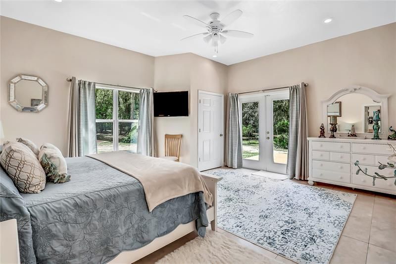 Recently Sold: $699,000 (2 beds, 2 baths, 2570 Square Feet)