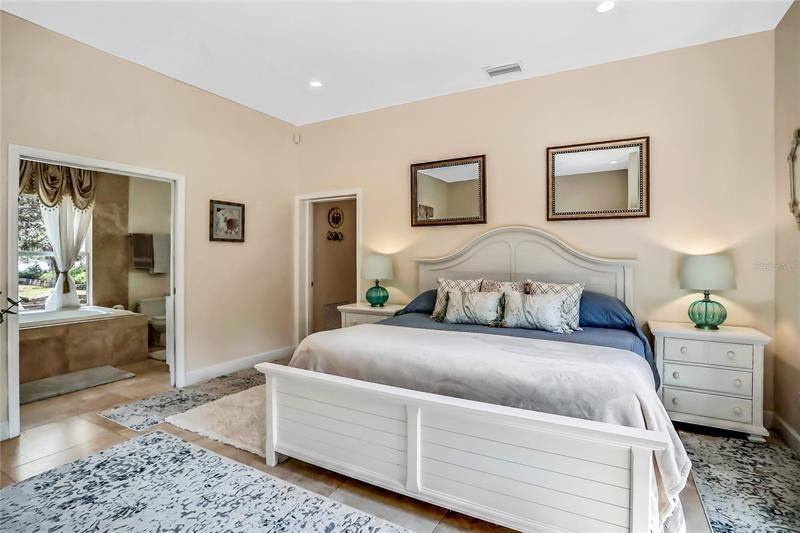 Recently Sold: $699,000 (2 beds, 2 baths, 2570 Square Feet)