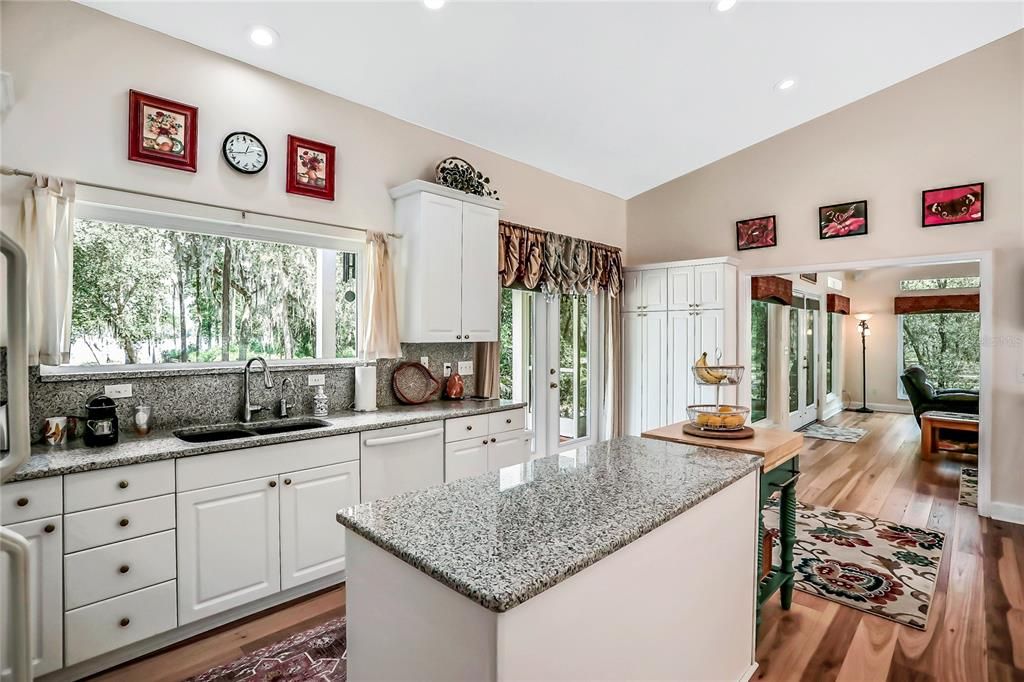 Recently Sold: $699,000 (2 beds, 2 baths, 2570 Square Feet)