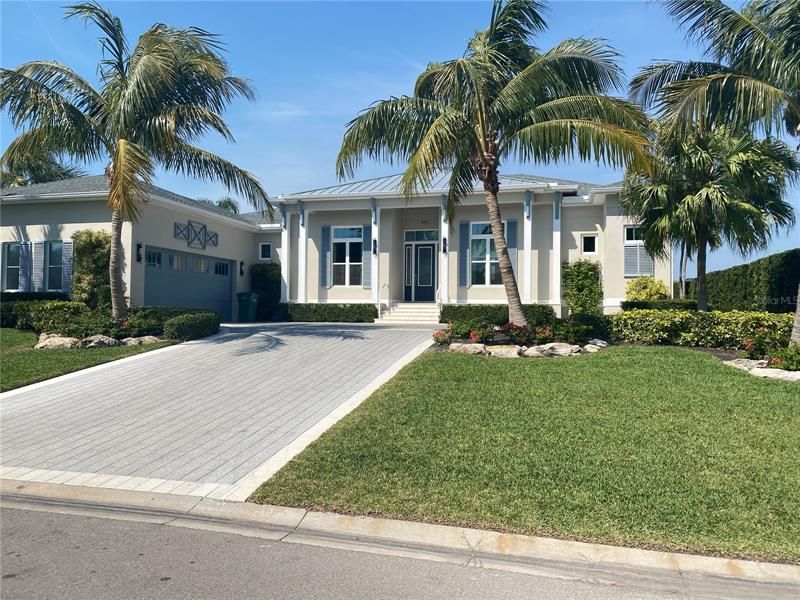 Recently Sold: $4,700,000 (3 beds, 3 baths, 2493 Square Feet)
