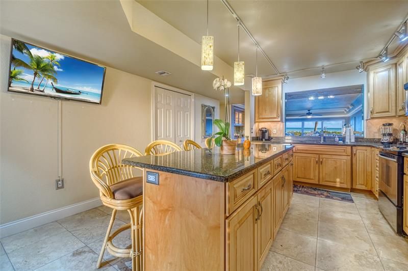 Recently Sold: $875,000 (2 beds, 2 baths, 1387 Square Feet)