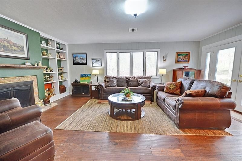 Recently Sold: $585,000 (3 beds, 2 baths, 2606 Square Feet)