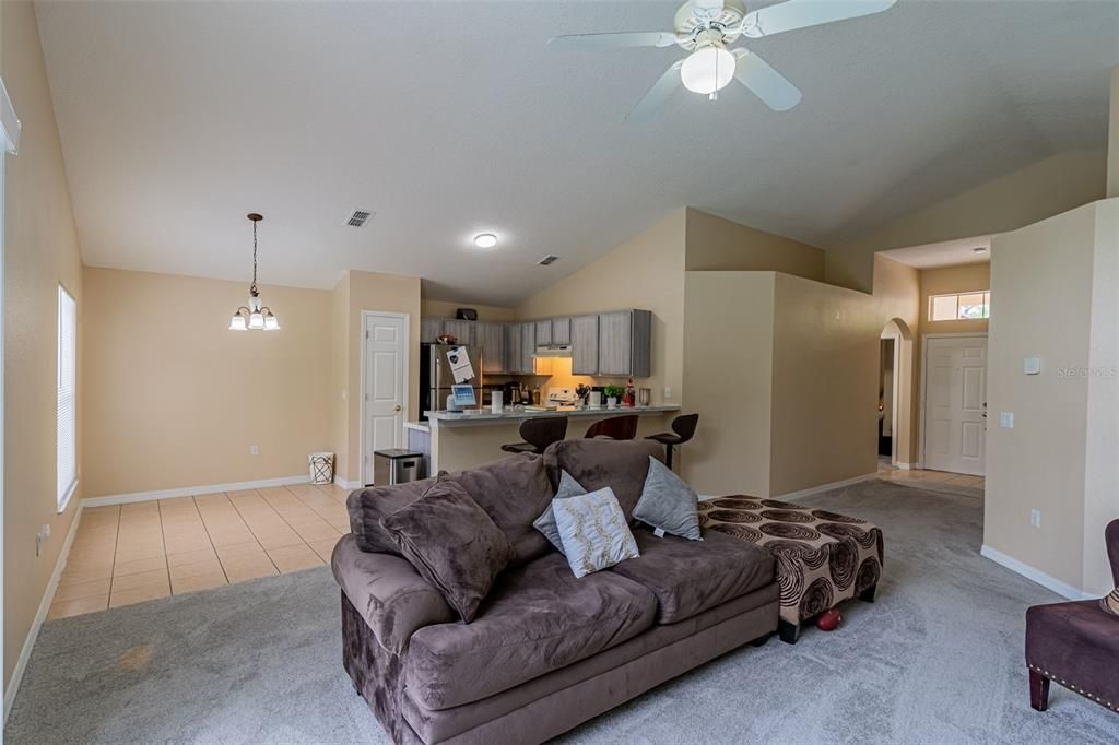 Recently Sold: $350,000 (3 beds, 2 baths, 1408 Square Feet)