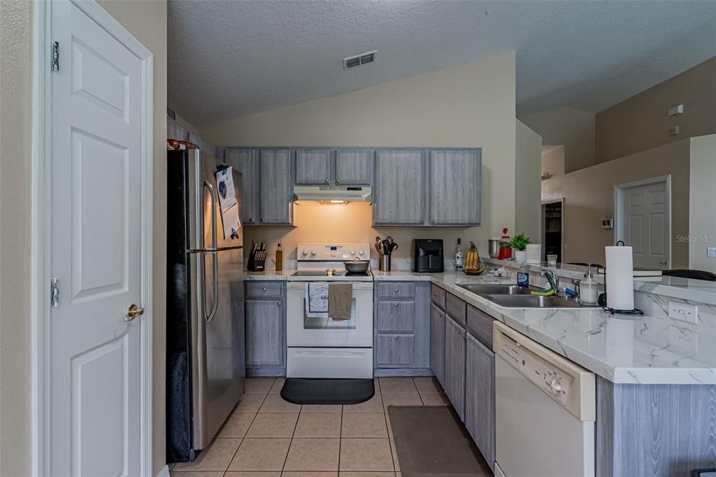 Recently Sold: $350,000 (3 beds, 2 baths, 1408 Square Feet)