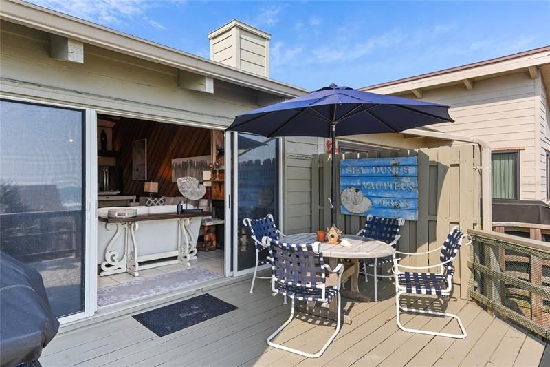Recently Sold: $875,000 (3 beds, 3 baths, 1666 Square Feet)