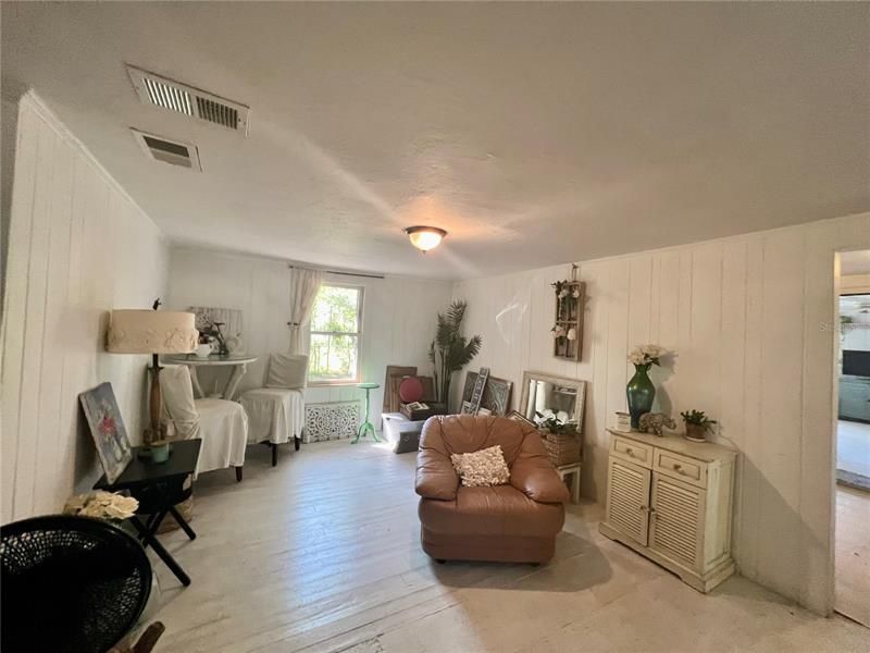 Recently Sold: $159,900 (2 beds, 1 baths, 1088 Square Feet)