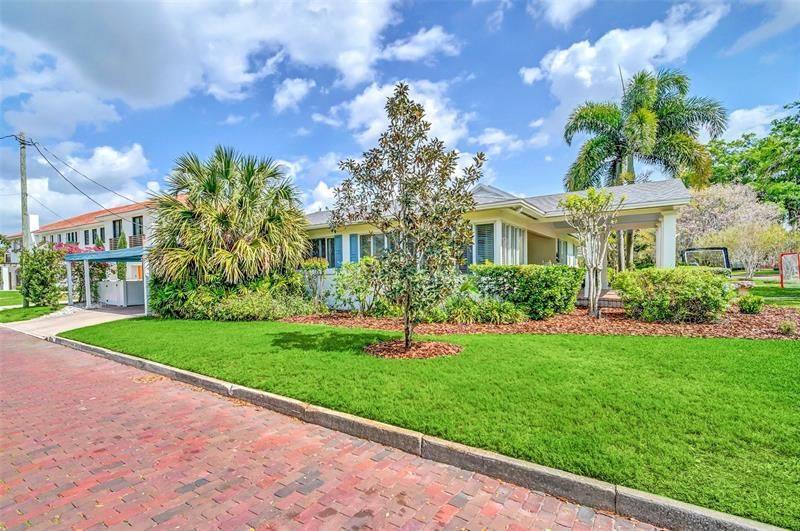 Recently Sold: $849,900 (4 beds, 2 baths, 2644 Square Feet)