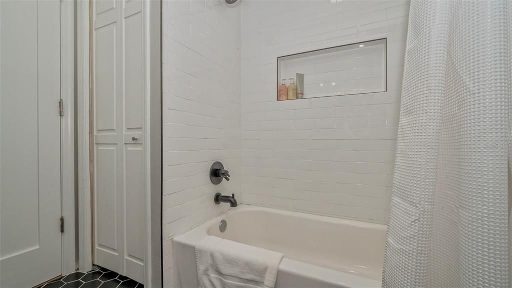 最近售出: $975,000 (3 贝兹, 2 浴室, 1452 平方英尺)