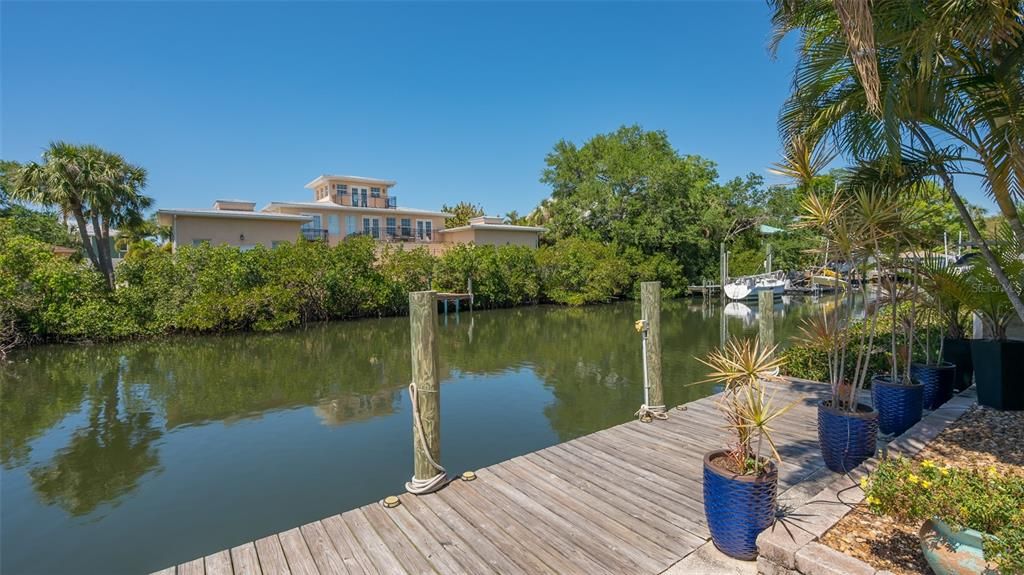 Recently Sold: $975,000 (3 beds, 2 baths, 1452 Square Feet)