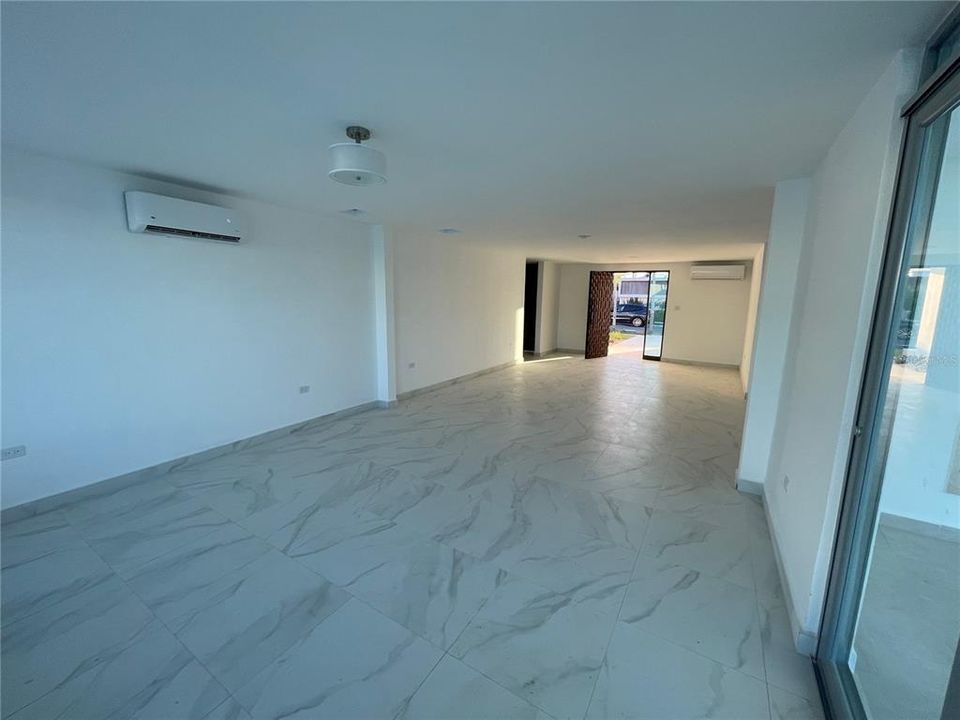 Vendido Recientemente: $870,000 (3 camas, 4 baños, 3000 Pies cuadrados)