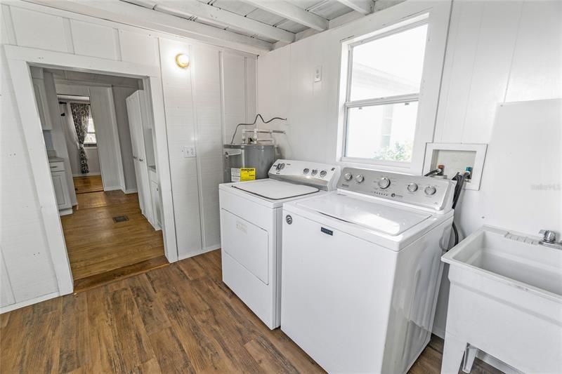 Recently Sold: $244,900 (3 beds, 1 baths, 1237 Square Feet)