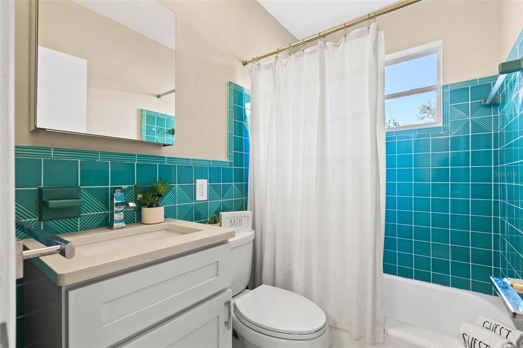 Recently Sold: $450,000 (2 beds, 1 baths, 982 Square Feet)