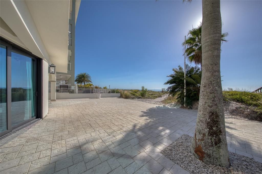 Spacious Patio with pathway to beach