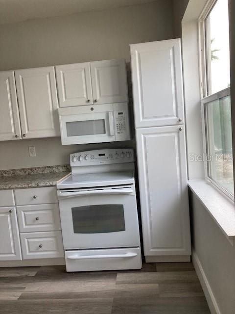 AVAILABLE 424-3 Armada Kitchen 2