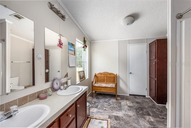 Recently Sold: $214,700 (3 beds, 2 baths, 1568 Square Feet)