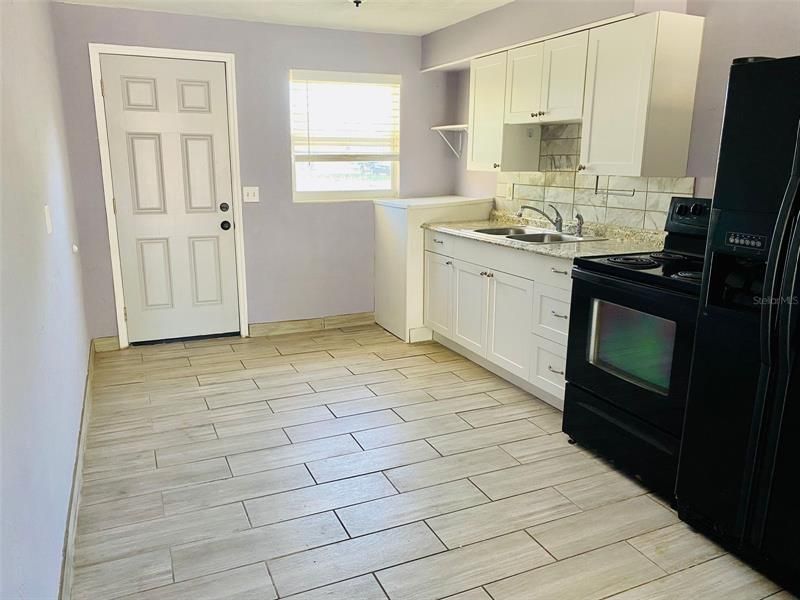 Recently Rented: $1,350 (2 beds, 1 baths, 700 Square Feet)