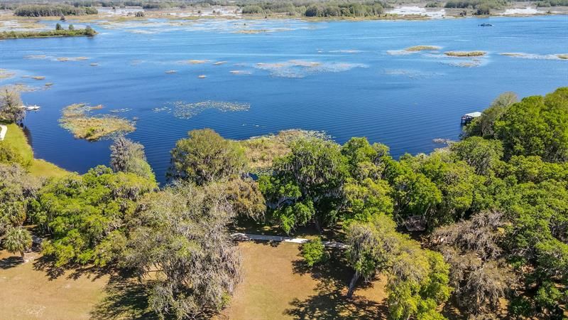 Community borders Lake Tsala Apopka