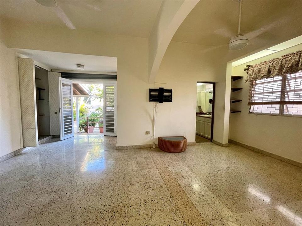 Vendido Recientemente: $1,011,717 (4 camas, 4 baños, 3918 Pies cuadrados)