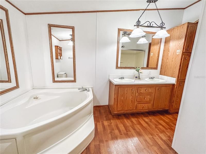 最近售出: $225,000 (4 贝兹, 2 浴室, 1944 平方英尺)