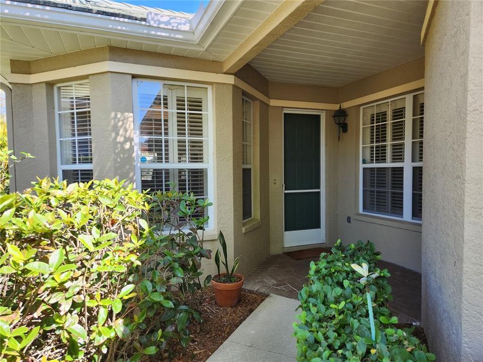 Covered porch between front door & garage