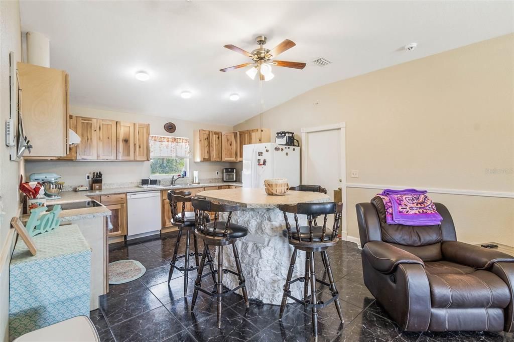 For Sale: $279,000 (2 beds, 2 baths, 1288 Square Feet)