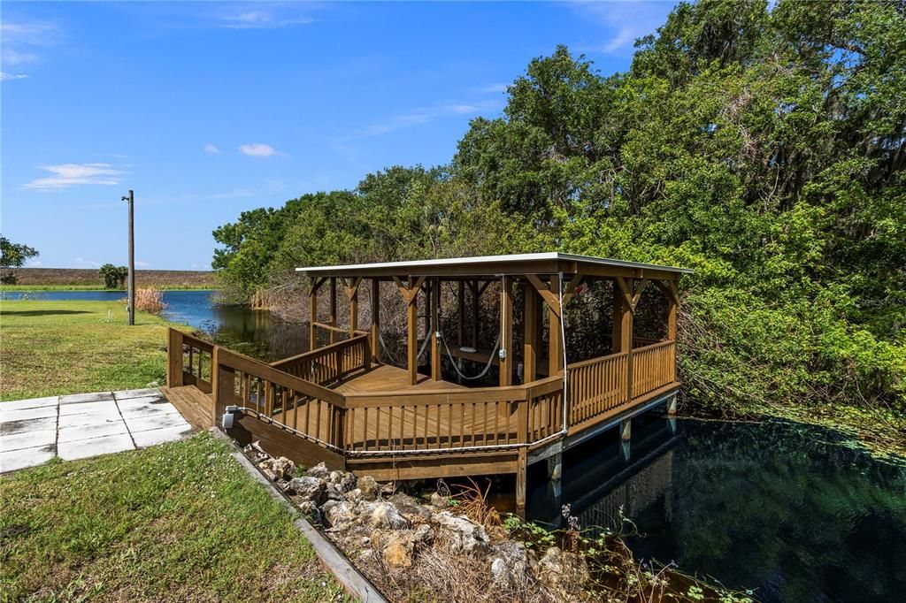 Boat house with lift