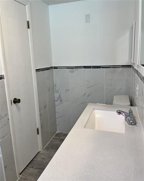 Master bath w/ linen closet